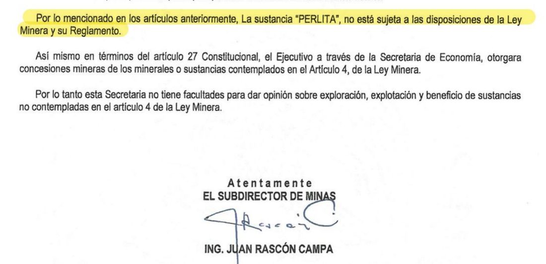 Fragmento del oficio de la Secretaría de Economía donde se lee que la sustancia PERLITA no está sujeta a las disposiciones de la Ley Minera, seguido de la firma del Subdirector de Minas