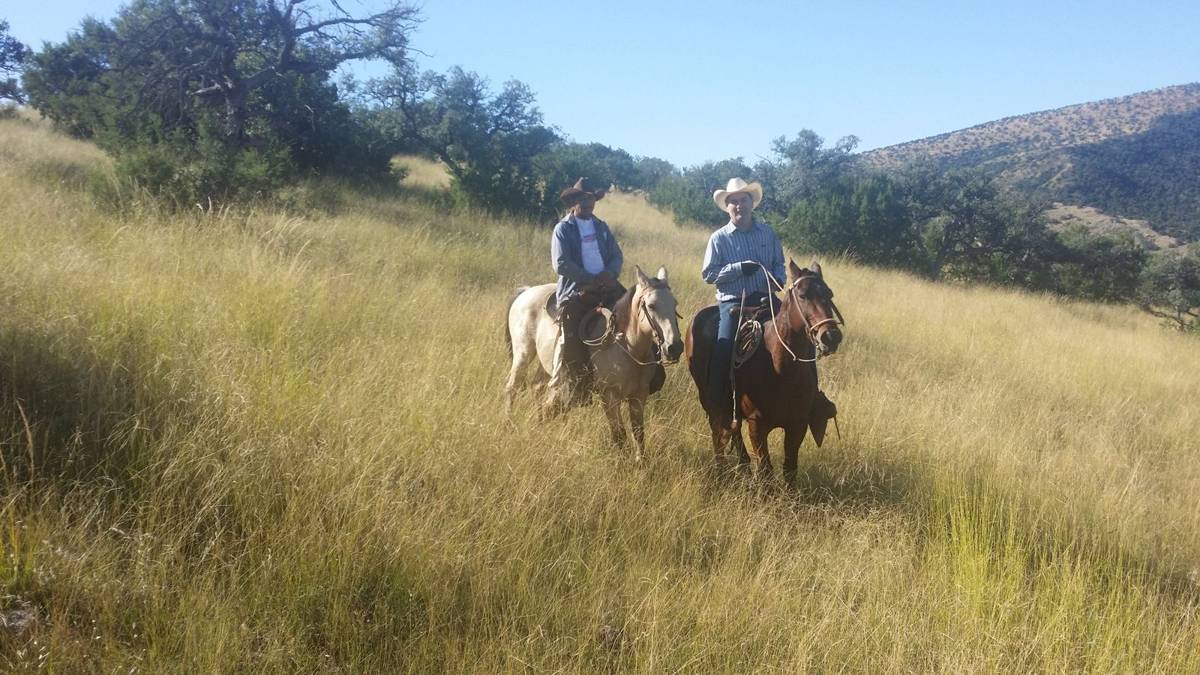 Jinetes recorriendo el pastizal del Rancho Babidanchi