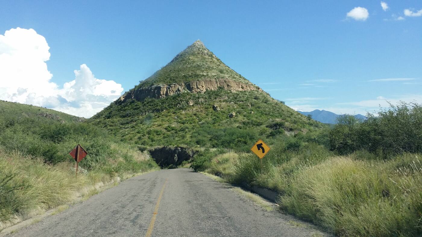 Formación conocida como El Corazón del Coyote, en el camino al rancho
