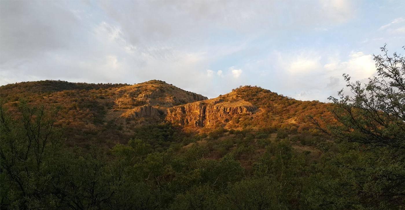 El yacimiento Selene al atardecer, visto desde el Rancho Babidanchi